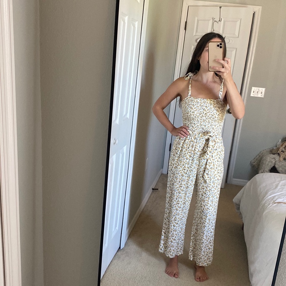 Abercrombie white sunflower jumpsuit with tie belt and straps - size XS Petite
